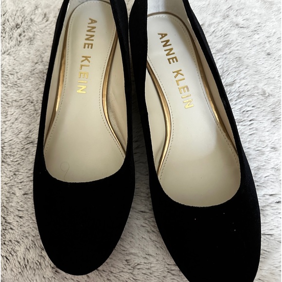 Stunning Anne Klein Black Velvet size 10 Dress shoe with Elegant block heel - Picture 3 of 8